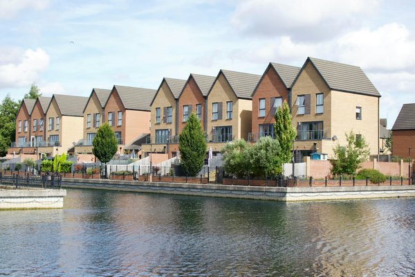 Understanding the Financial Implications of Purchasing Short-Lease Properties in London: Risks to Consider